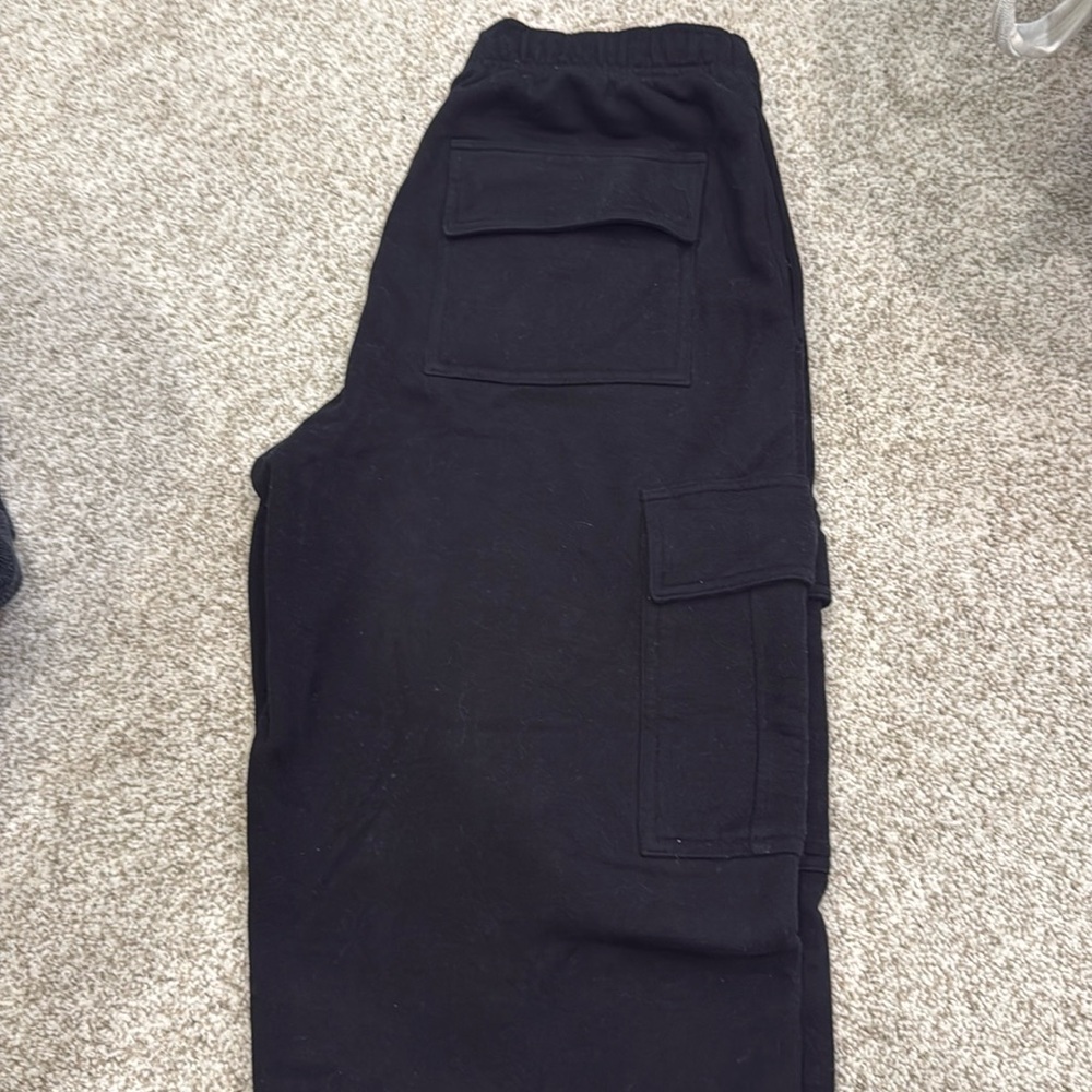 Black aritzia cargo sweatpants